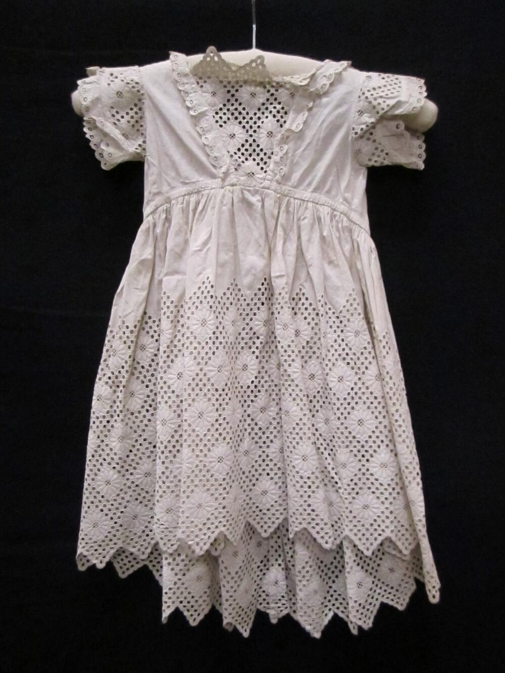 Jurk (kind) van wit katoen, gegarneerd met broderie anglaise