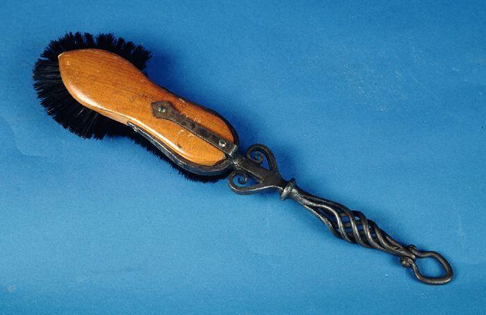 Kledingborstel met gesmeed handvat
