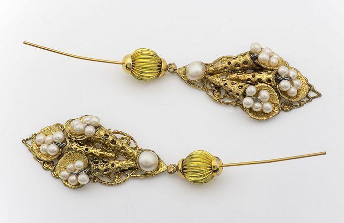 Goudkleurige metalen oorbellen met kleine pareltjes