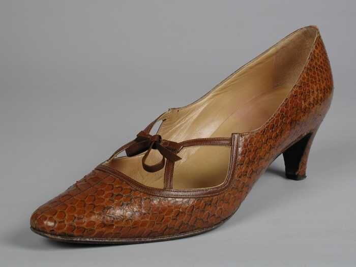Bruine slangenleren pumps met strikversiering en smal hakje