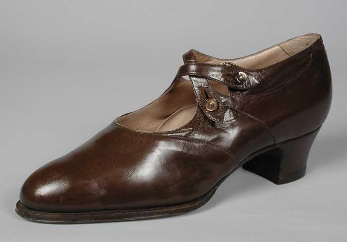 Bruine leren hakschoenen met dubbele kruisende wreefband met knoopsluiting