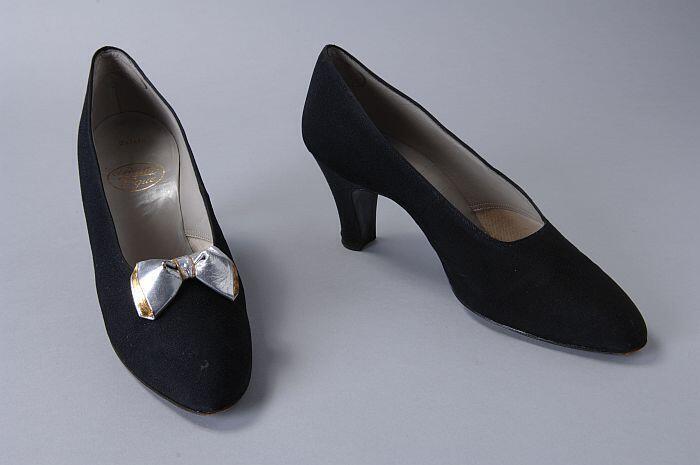 Zwarte zijde pumps met louishak, spitse neus