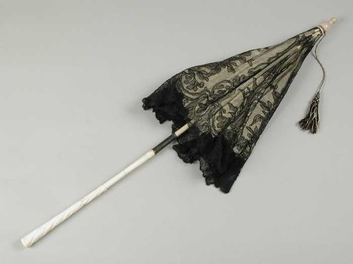 Rijtuigparasol met bekleding van ivoorkleurig zijde zwart kant, bewerkte steel