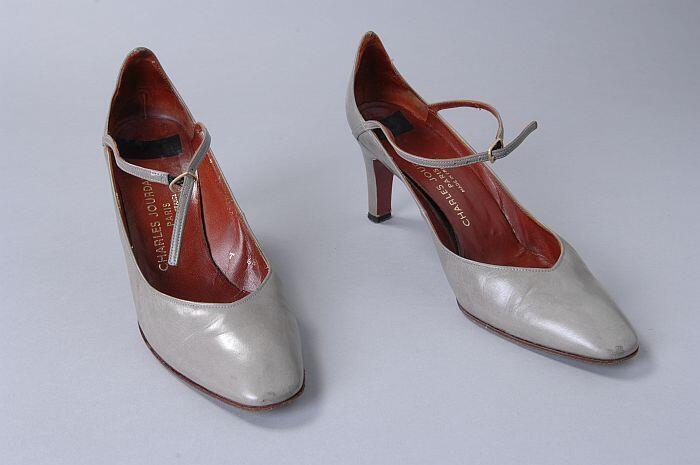 Grijze leren pumps met laag gesneden wanden en smalle hiel, smal enkelbandje met gespsluiting,…