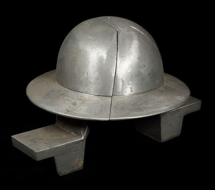Hoedenmal van aluminium, bol ronde vorm met brede rand, model helm, bestaande uit drie stukken (A-C…