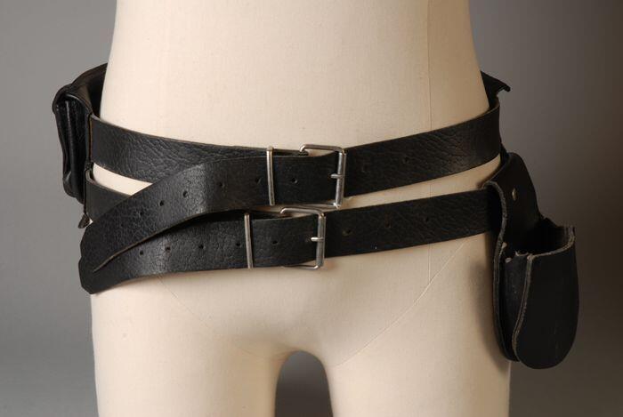 Zwarte, leren riem met zakken eraan, gebruikt door serveerder