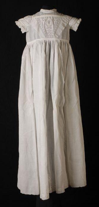 Wit katoenen doopjurkje met broderie blanche pasje, rok, schouders en mouwtjes, afgewerkt met…