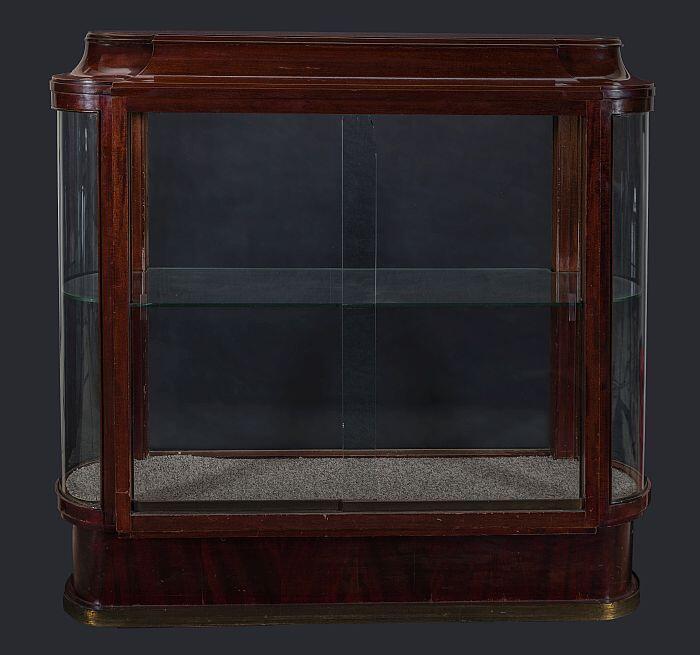 Schoenenwinkel Corbeau, ovale vitrine