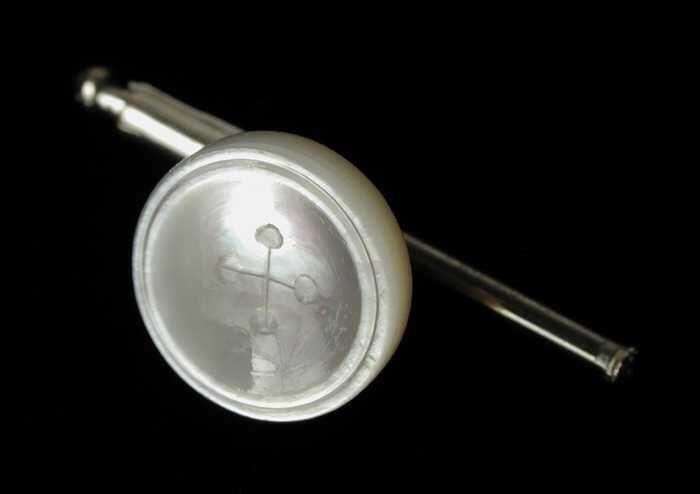 Boordenknoop van kunststofen parelmoer-imitatie met metalen schuifsysteem aan achterzijde