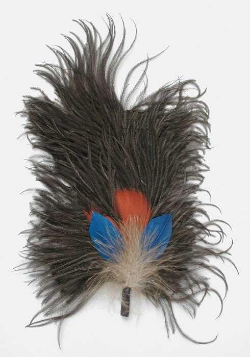 Veren hoedendecoratie of corsage, donkerbruine maraboeveren gecombineerd met rozerode en blauwe…