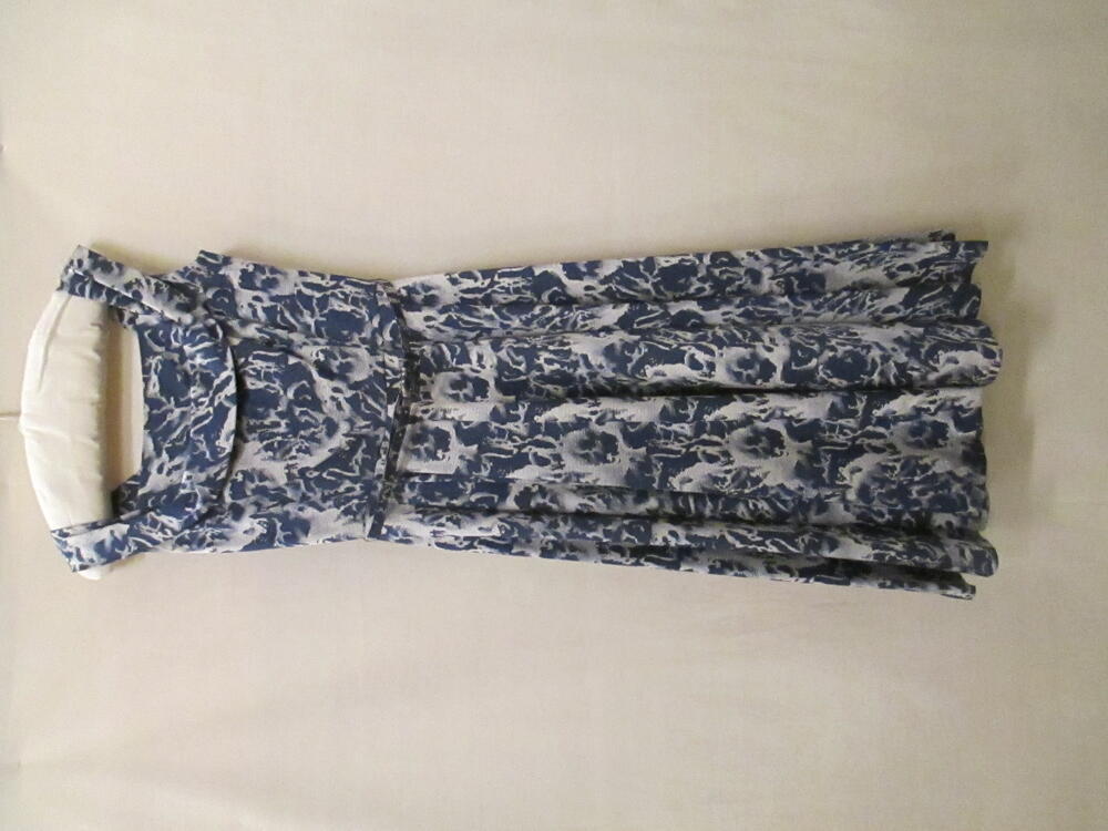 1) Verlovingsjurk van bedrukte ripszijde (viscose?) in blauw/zilvergrijs. Mouwloos model met…
