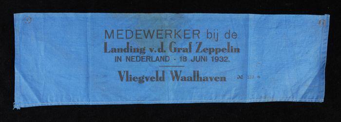 Blauwe mouwband van medewerker landing Graf Zeppelin op vliegveld Waalhaven in 1932