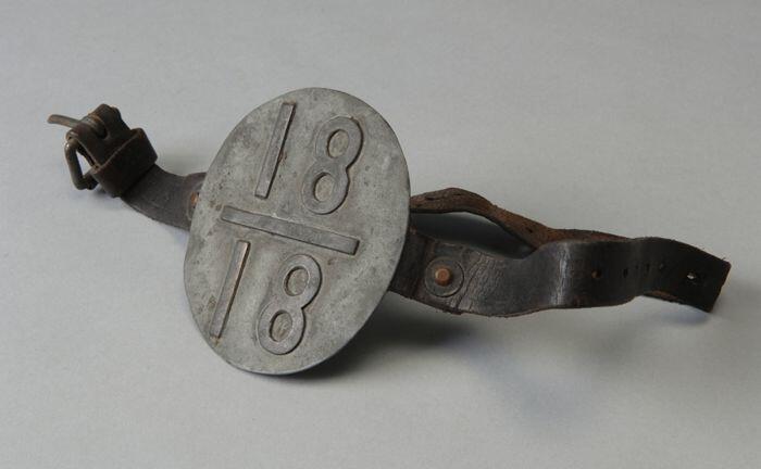 Armschild van de brandweer met "18 / 18"