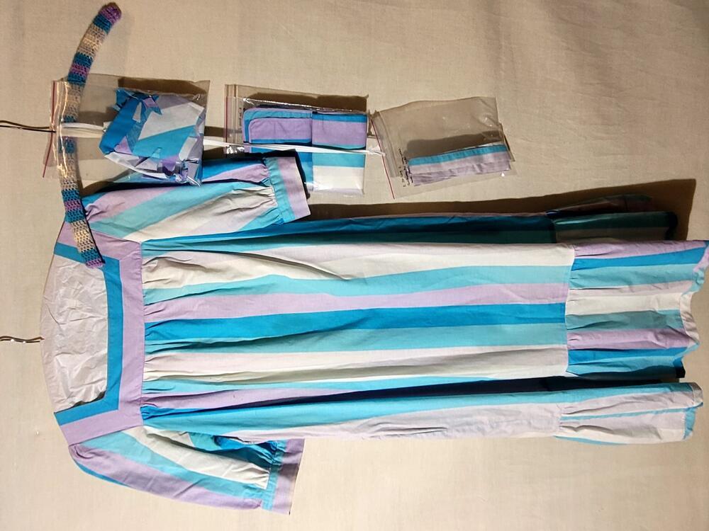 Zomerjurk met los ceintuur en doek van turquoois/lila/wit gestreept katoen, kledinghanger bekleed…