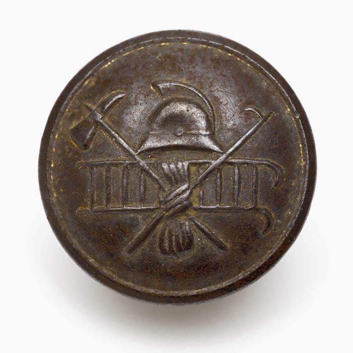 Metalen knoop van een brandweeruniform