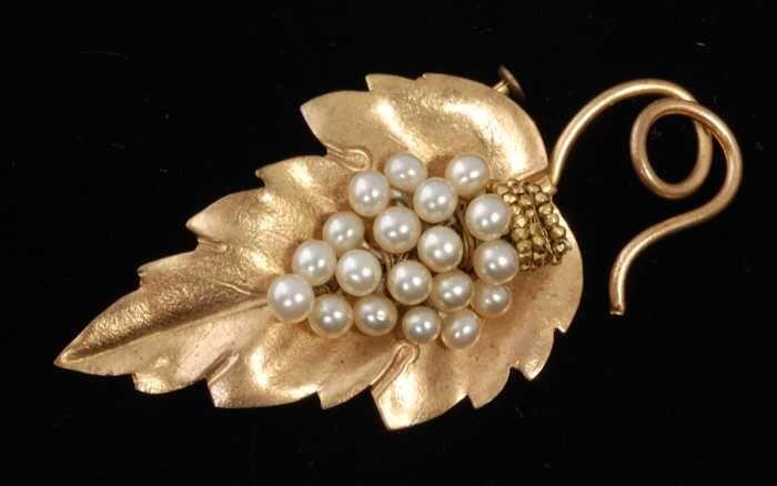 Broche, druivenblad van koper (?) met op het blad druiventros van imitatieparels, kapper Van Vliet