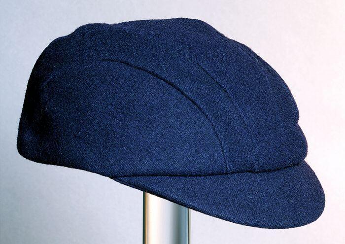 Donkerblauwe wollen jongenspet, met kleine klep