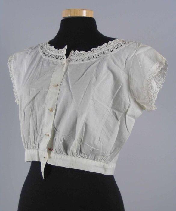 Wit onderlijfje, met broderierandje, ronde hals, korte mouwtjes