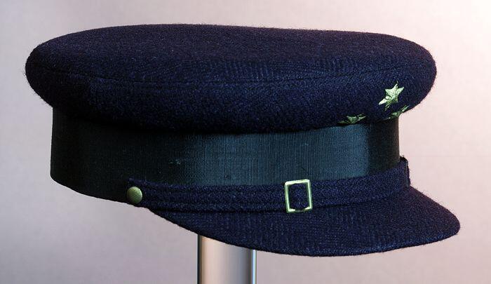 Zwarte jongenspet met ripslint om de rand, met drie metalen sterren
