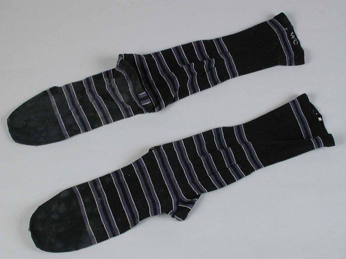 Paar sokken van fijn tricot katoen zwart, donkerblauw en wit gestreept, "W.C."