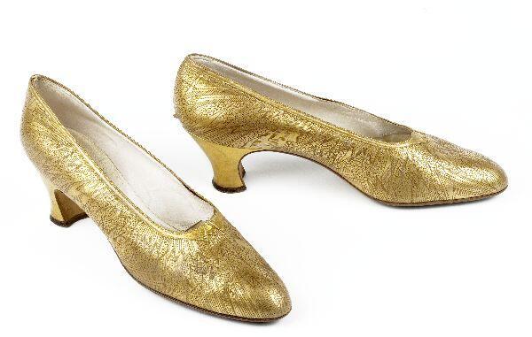 Een paar vrouwenschoenen