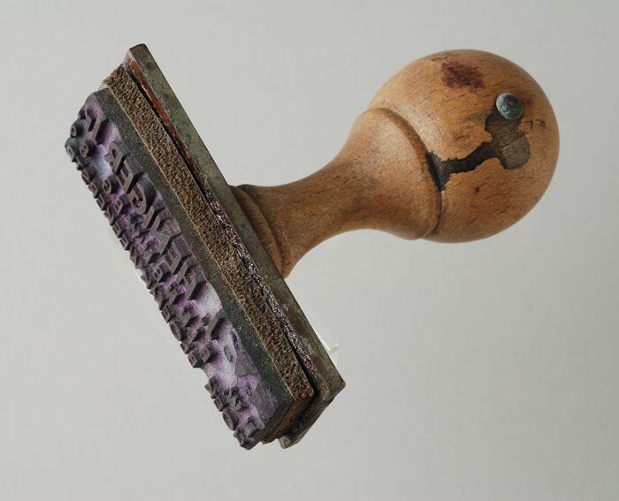 Stempel met firmanaam "Heniger"