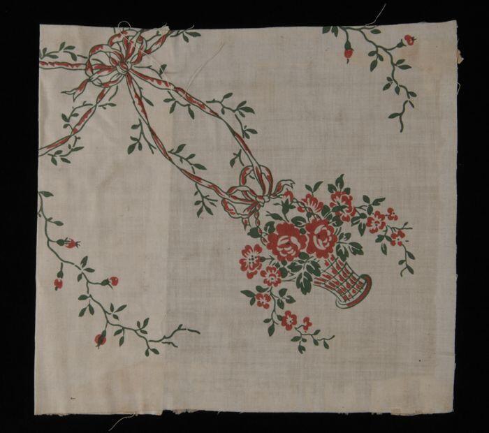 Stofstaal, katoen met dessin met bloemenmand en guirlandes in groen en rood, Kralingse…