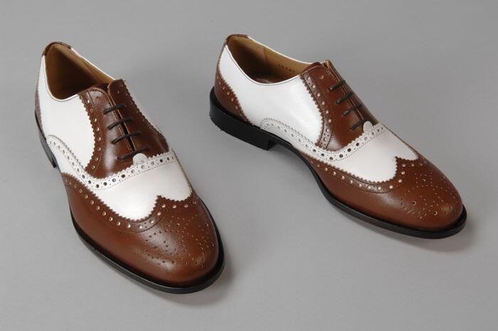 Paar bruin/witte herenschoenen met veters