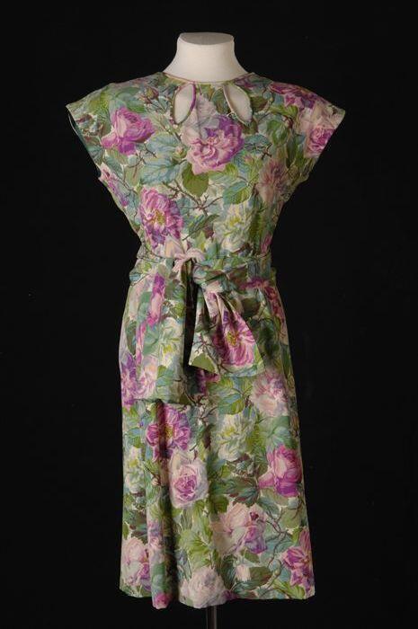 Knielange japon van 'Balmain' stof: zijde(?) met dessin van roze rozen en groenblauwe bladeren, met…