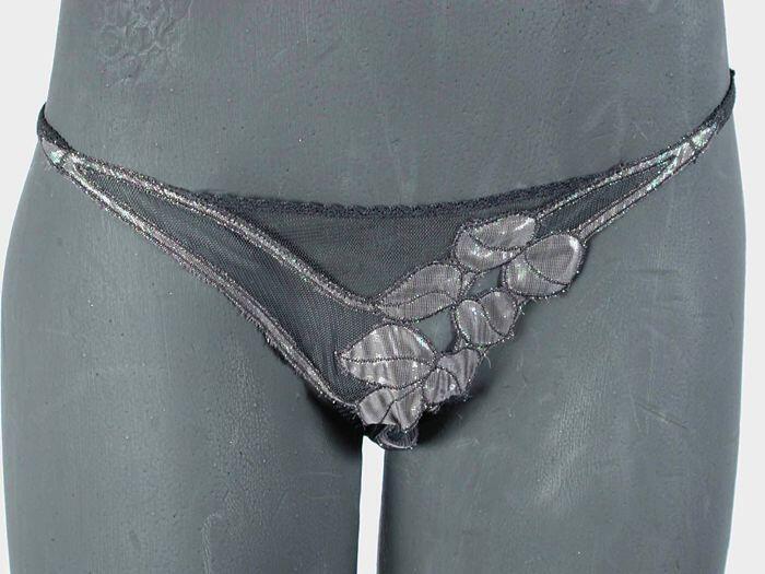 Zwart lingeriesetje van doorschijnend materiaal met groen en roze glinsterend kanten inzet met…