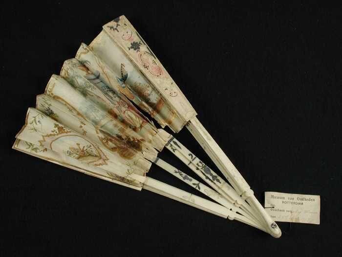 Vouwwaaier, montuur van gesneden been, bladzilverop de benen, waaierblad van papier met…