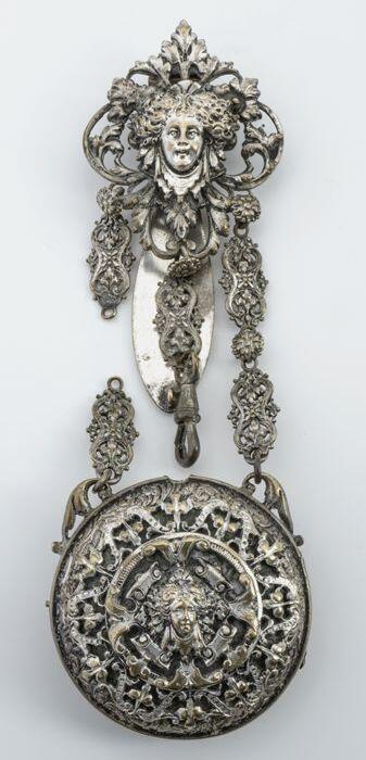 zilver en goudkleurige chatelaine met vrouwenhoofd