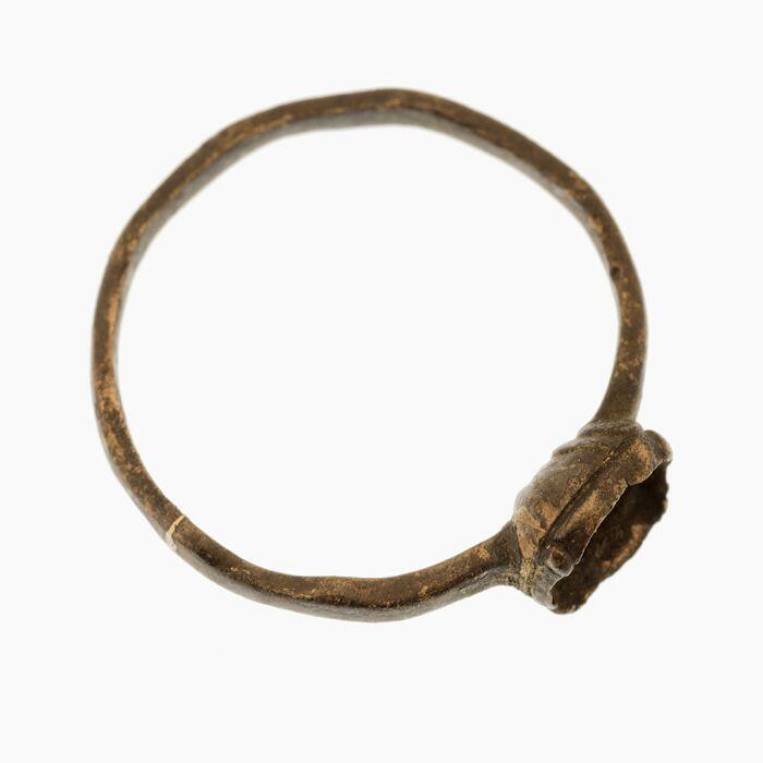 Ring van geel koper, golvend, ovale zettin voor steentje