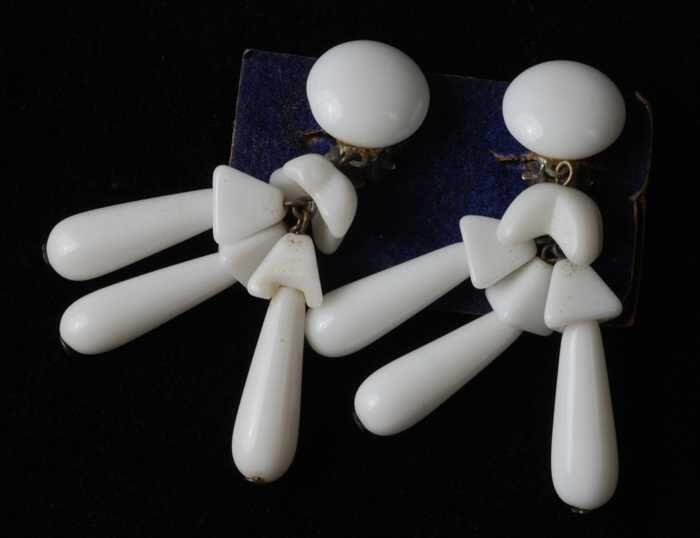 Paar oorbellen, clip met hanger van drie pegels van wit glas op blauw fluweelkarton, kapper Van…