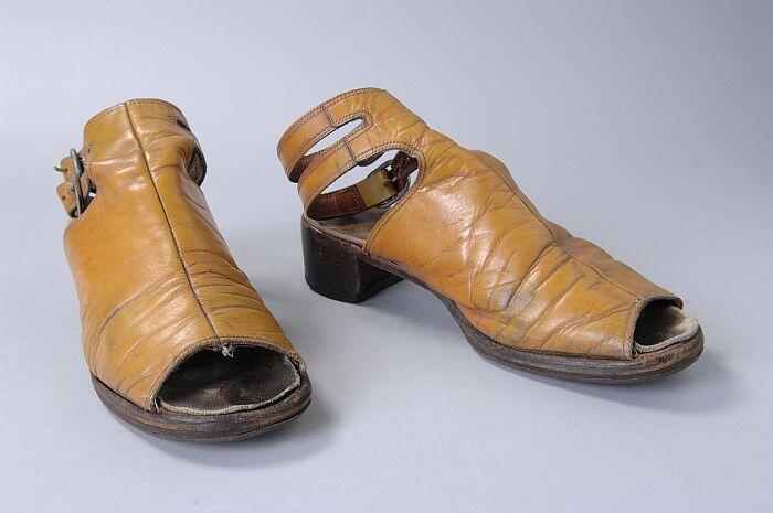Okergele leren slingbacks met plateauzool en blokhak, open teen, naad midden over de voorvoet,…
