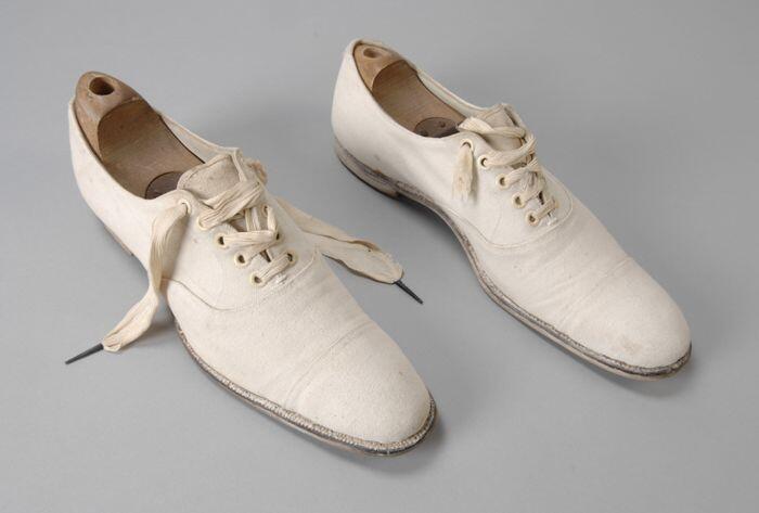 Witte linnenherenschoenen met vetersluiting en lange, spitse neus, leren zool, behandeld met witkalk