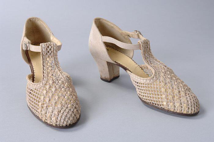 Roomwitte linnenhakschoenen met dichte hiel, gehaakte neus met ingevlochten stroken