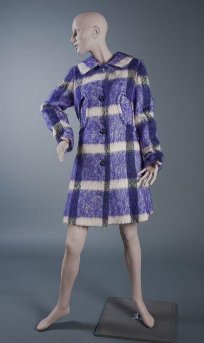 Mantel van zwart-paars-wit geblokt mohair, "Cargelli"