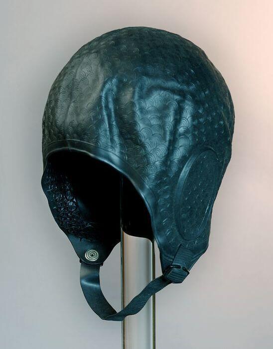 Badmuts, nauwsluitend model met kinbandje, zwart rubbermet reliëf oppervlak, schubbenpatroon,…