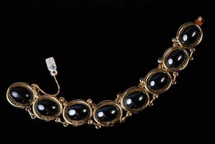 Armband, acht ovale schakels van imitatie-goud met ovale hematiet (?) stenen, kapper Van Vliet