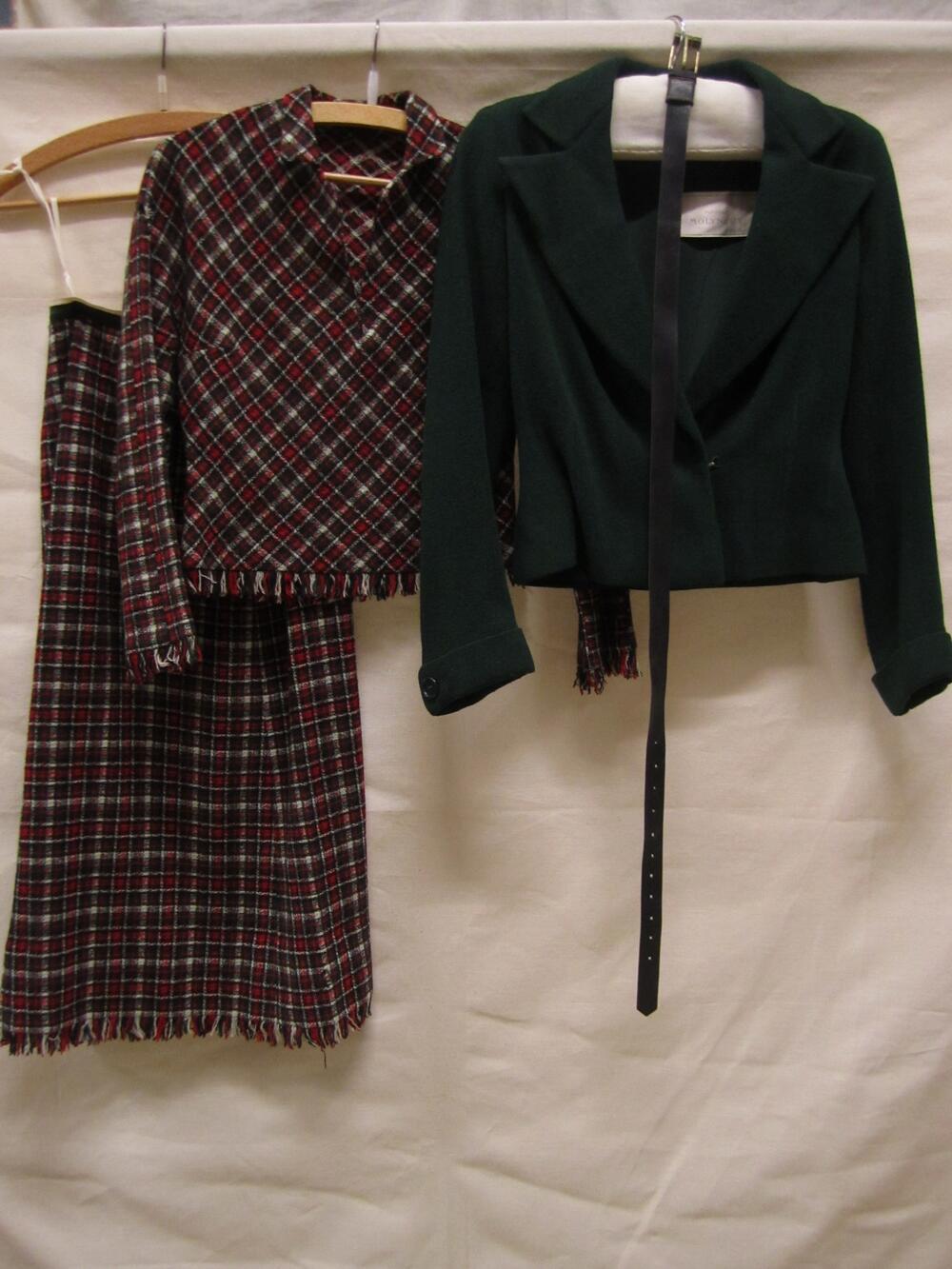 Ensemble van groene bouclé wol en rood/wit/groen geruite wol, bestaande uit: een lijfje, een rok,…