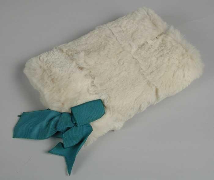 Kleine mof van kort zacht wit bont met blauw zijde strik, voering van wit zijdesatijn, hermelijn?