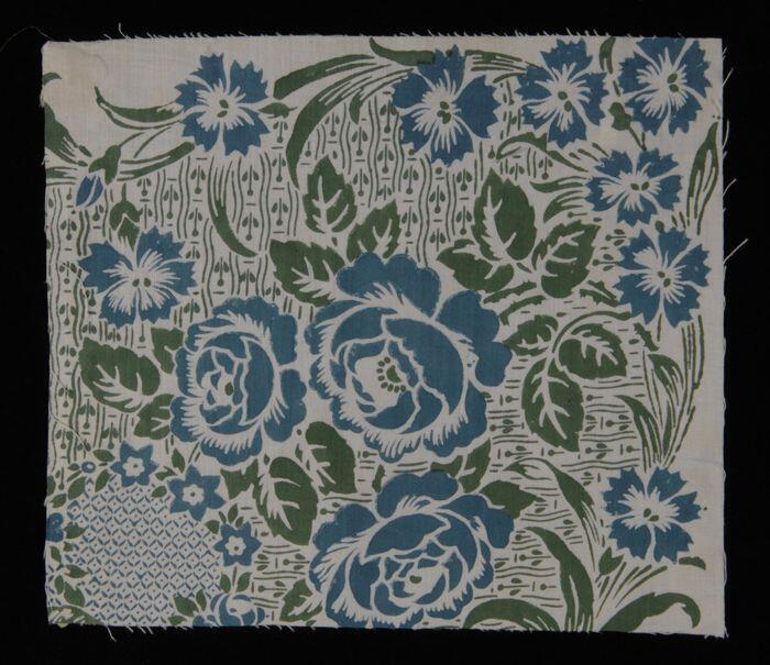 Stofstaal, katoen met dessin met bloemen in blauw en groen, Kralingse katoenaatschappij, "2411"