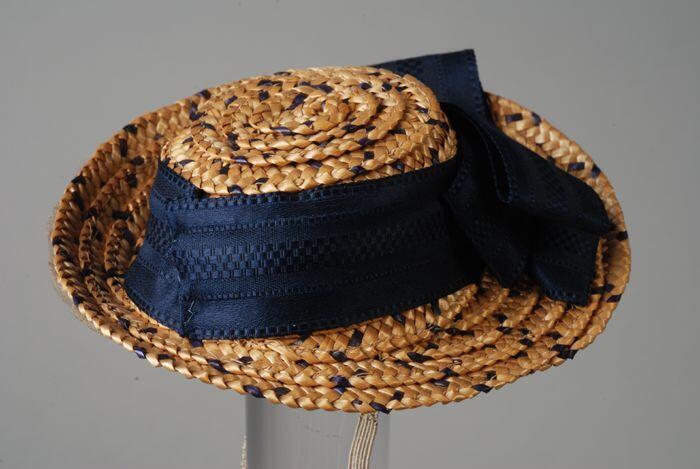 Miniatuur strohoed van gevlochten naturelkleurig en donkerblauw bandstro, voor een brede rand,…