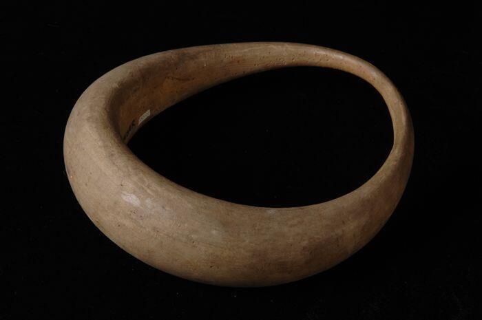 Hoedenmal in de vorm van gebogen bolle ring met brede en smalle zijde naturelkleurig hout "H…