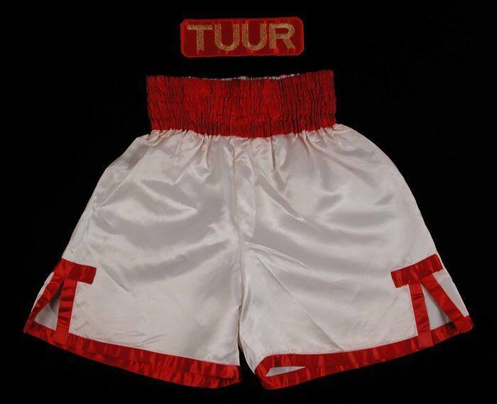 Boksbroek of boxershort (1) van glanzend wit satijn met rode biezen en brede elastische tailleband,…