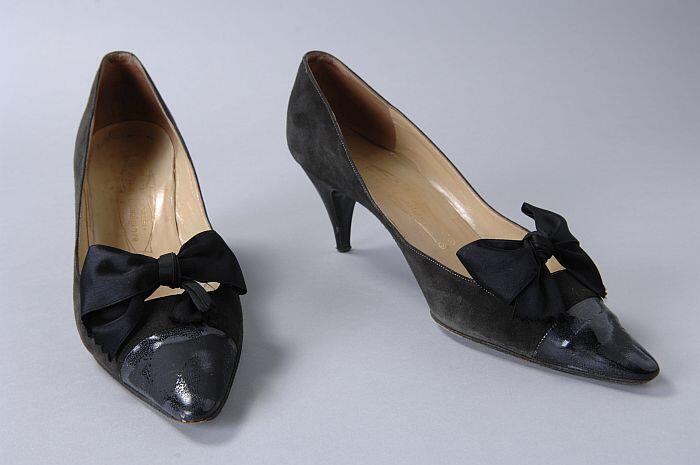Zwarte suède pumps met lakleren neus, naaldhak en satijnen strik