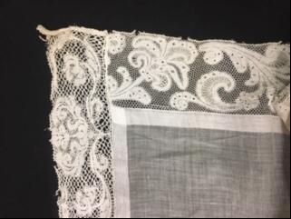 Interieurtextiel (voor toilettafel of voorhang?) van wit neteldoek, aan drie zijden aangezette…