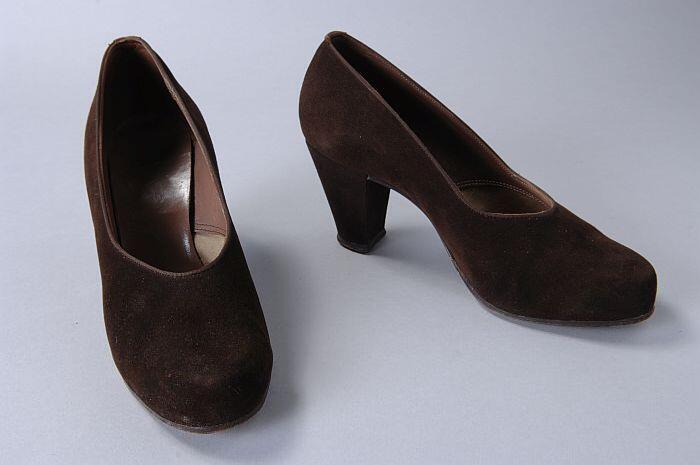 Bruine suède pumps met stevige cubahak en bolle neus