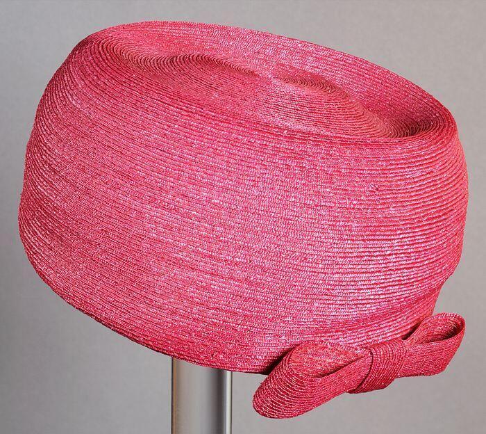 Toque van rood bandstro met strik middenvoor